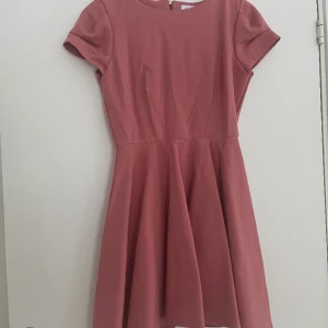 Klänning  - Klänning av märket Closet från Zalando. Nyskick. Använd en gång. Motsvarar medium storlek. Klänningen har helcirkel kjol. Lite tyngre material . Faller fint. Färgen är gammalrosa 