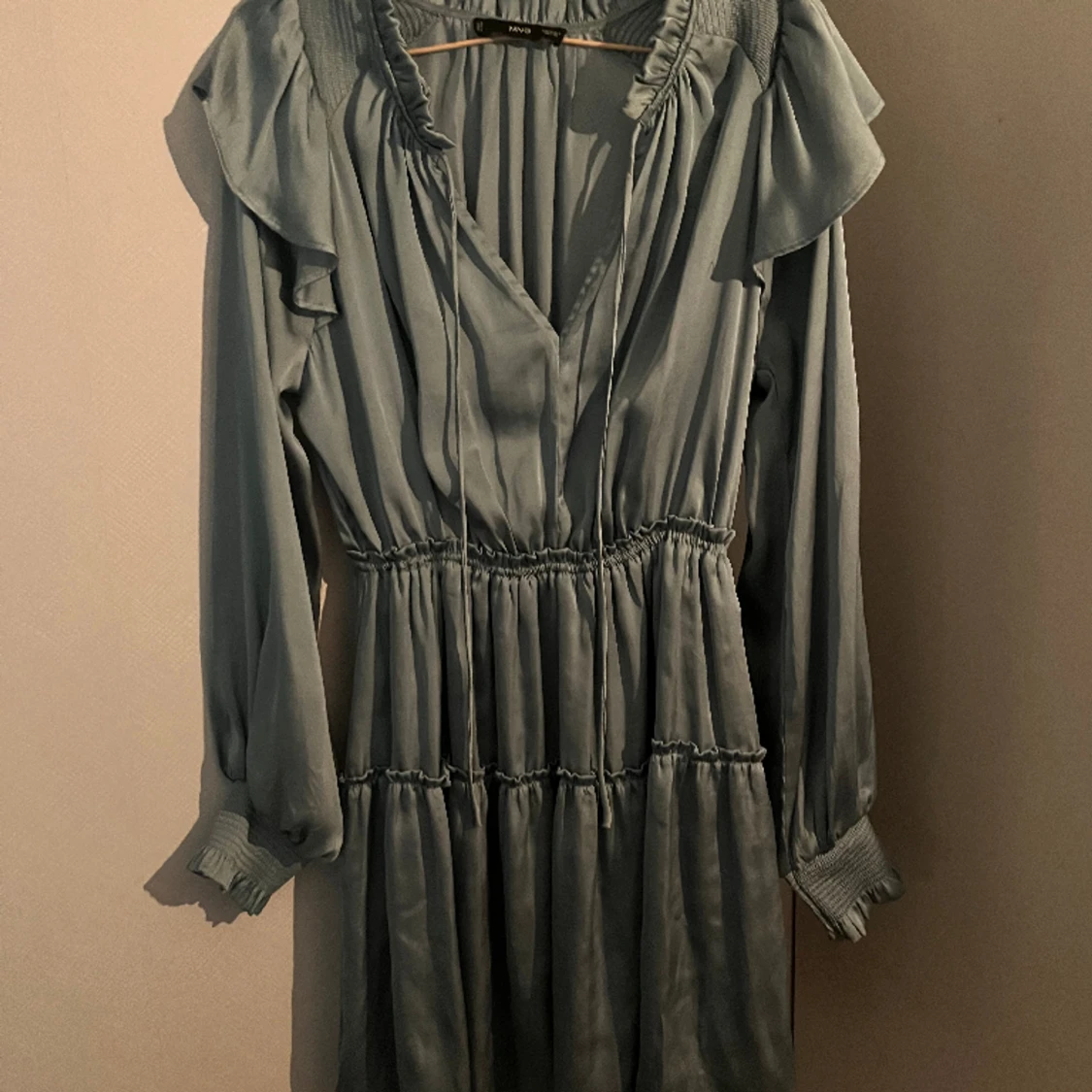 Satinerad blå klänning - 92