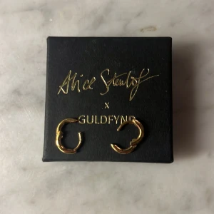 Alice stenlöf Guldfynd Hoops - Bra skick kan inte användas längre pga kan enbart ha 100% guld och inte silver 
