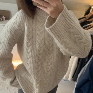 Stickad tröja - Natur vit stickad tröja. Använd 1 gång, helt som ny. 🙌🏼