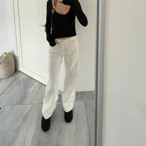Ljusbeige jeans - Ljusbeige/krämvita jeans. Lite baggy, från Primark strl 38. Mkt bra skick🩷