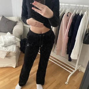 Juicy Byxor - Säljer dessa juicy byxor då de inte kommer till användning. Storlek S. Inga defekter. Alla rhinestones kvar!!