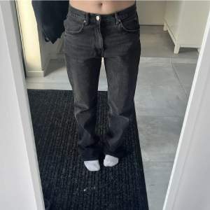 Ett par snygga jeans från zara, knappt använda så i FINT skick!  Är i storlek 38, är mid waist!  Säljer pågrund av att de är förstora😁Lite slitna vid fötterna, skriv för fler bilder