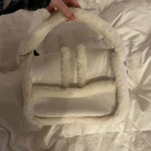 weekday väska - jättefin oanvänd väska från weekday, nypris 450kr perfekt till vintern!