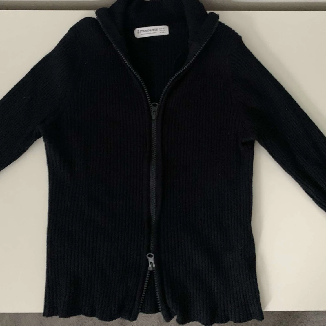 Svart tröja med dragkedja 