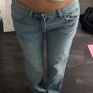 Jeans från Gina, kostar 499 nya, low straight 