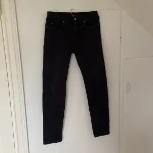 Säljer dessa svarta J.lindberg jeans i storlek 31/32. 
