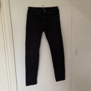 J.lindberg jeans - Säljer dessa svarta J.lindberg jeans i storlek 31/32. 