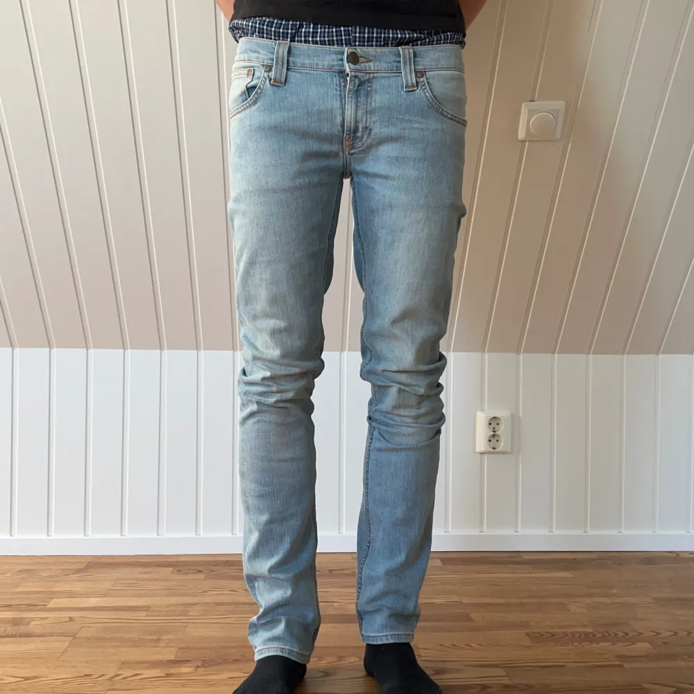 Säljer mina nudie jeans i bra skick, de är i storlek 30/32 och han på bilden är ca 178cm. Jeans & Byxor.