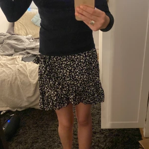 Kjol - supersöt blommig kjol som inte kommer till andvänding tyvär, bra längd på mig som är 174 😋👙