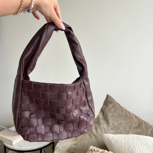 ZARA väska  - Riktigt snygg väska från ZARA i toppenskick! Inga täcken på användning.