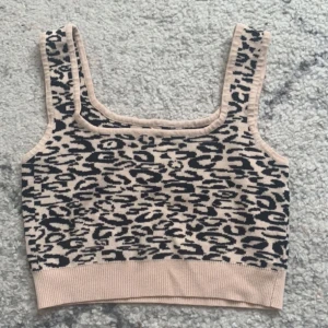 stickat linne  - stickat linne i leopard mönster! Inga skador