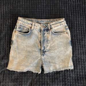 Blåa fina jeans shorts från H&M. Skriv gärna ifall ni har frågor/funderingar❤️