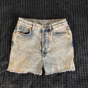 Jeans shorts  - Blåa fina jeans shorts från H&M. Skriv gärna ifall ni har frågor/funderingar❤️