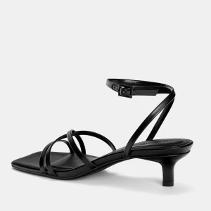 Snygga klackskor - Jätte fina klackskor från pull and bear. Nyköpta och oanvända! Säljer då dom är lite små för mig. Stl 38  3cm klack perfekt till bal eller student