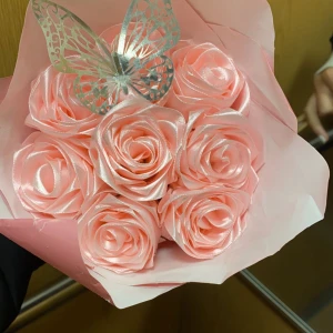 Blombukett - Blombuketter med rosor som håller förevigt finns att köpa för billigt pris. Priset varierar mellan 200 + beroende på hur många rosor man önskar sig. Färgerna som finns inne just nu är rosa och röd, önskas en annan färg går de att beställa in.