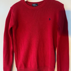 Ralph Lauren sweatshirt Röd - Polo by Ralph Lauren sweatshirt i junior storlek XL vilken motsvarar storlek S i vuxen storlek. Tröjan är lite skadad bak på den högra axeln men anars väl omhändetagen.