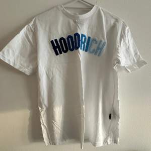 Hoodrich T-shirt i ett mycket fint skick som är riktigt snygg och perfekt nu inför sommarvärmen. Skick 8/10. 