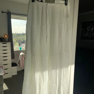 Vit långkjol - Vit långkjol perfekt till stranden, aldrig använd då den inte passade
