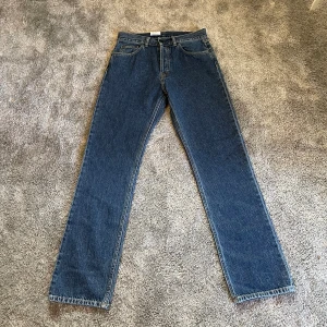 Carhartt Jeans - Säljer nu dessa riktigt snygga och fräscha Carhartt Jeans som är helt oanvända. Jeansen är grymma nu till sommaren - storlek 30 X 34 - Nypris 1250 kr - Hör av dig vid frågor!