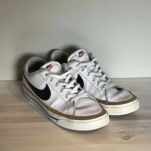 Nike skor - Nike skor i okej skick, sliten innersula men finns mycket kvar att ge Något liten i storleken