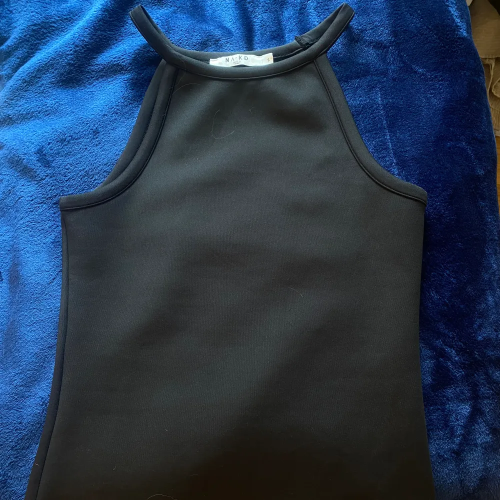 En jätte snygg tröja från na-kd i storlek s. Jag har använt den 1 gång och den har inga tecken på användning och ser helt ny ut.  Det är ett tjockare material och inte som ett vanligt linne💕. Toppar.