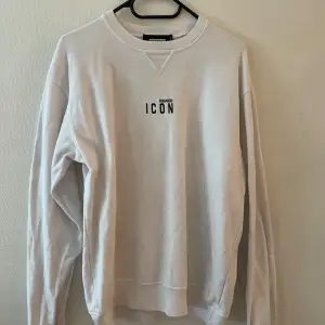 Säljer denna riktigt snygga tröjan då den inte används, köpte den på nk i Göteborg för 2399kr i somras, använt den 3-5 gånger så den är i riktigt bra skick inga missfärgningar eller fläckar som inte går bort. Skick 9/10 Tveka inte på att höra av er!!!