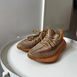 yeezy skor - Dam skor yeezy storlek 37. Använda men inga hål eller så, skicket är bra. 