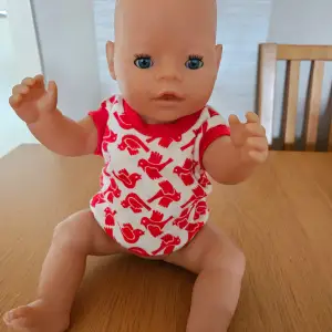 Säljer en fin baby docka den i lång ca. 42 cm. Det kan förekomma några märke som på bilden.  Annars den i fin skick. 