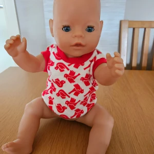 Baby docka - Säljer en fin baby docka den i lång ca. 42 cm. Det kan förekomma några märke som på bilden.  Annars den i fin skick. 