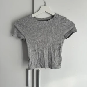 Grå topp - Köpt på new yorker, använd måttligt, nyskick! Passar S oxå