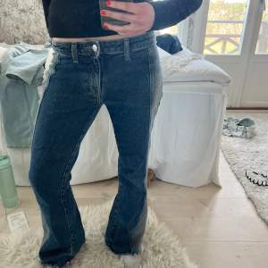 Nu säljer jag mina Weekday jeans, då de är lite står på mig❣️(har själv klippt upp dom) Jag är 156cm och de är för långa. Innebernslängd: 73cm  Midjemått tvärsöver:36-37cm Kontakta för frågor❣️
