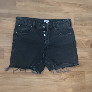 Svarta jeansshorts  - Storlek 44 använda några få gånger och i bra skick.