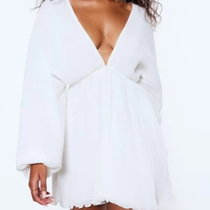 Klänning - Vit klänning från NA-KD x Lojsan Wallin. Endast testad då jag tänkte ha den på studenten men köpt en annan☺️