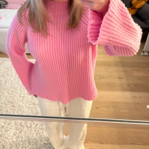 Rosa tjocktröja  - Sååå söt rosa stickad tjocktröja!! Har en liten missfärgning som nog går att lösa, annars bra skicka❤️
