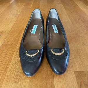 Klackskor med snygga detaljer - Väldigt skygga klackskor med snygga detaljer som tyvärr är lite för små på mig men annars inget fel på!!💗