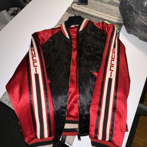 Gucci Acetate reversible bomberjacket *UNIK* - Gucci reversible bomber jacket   Klädhängare från Gucci medföljer.  Modell: Acetate Nypris: 37 000kr Storlek: S  Köpt på Miinto, har kvitto  Fri frakt !  Hör av dig vid fler frågor!