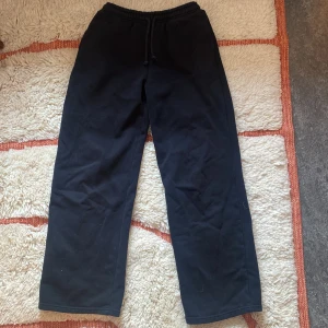 Mjukisbyxor Zara - Så fina lite baggy mjukisbyxor! Har en fin passform men är tyvärr lite kort på mig.