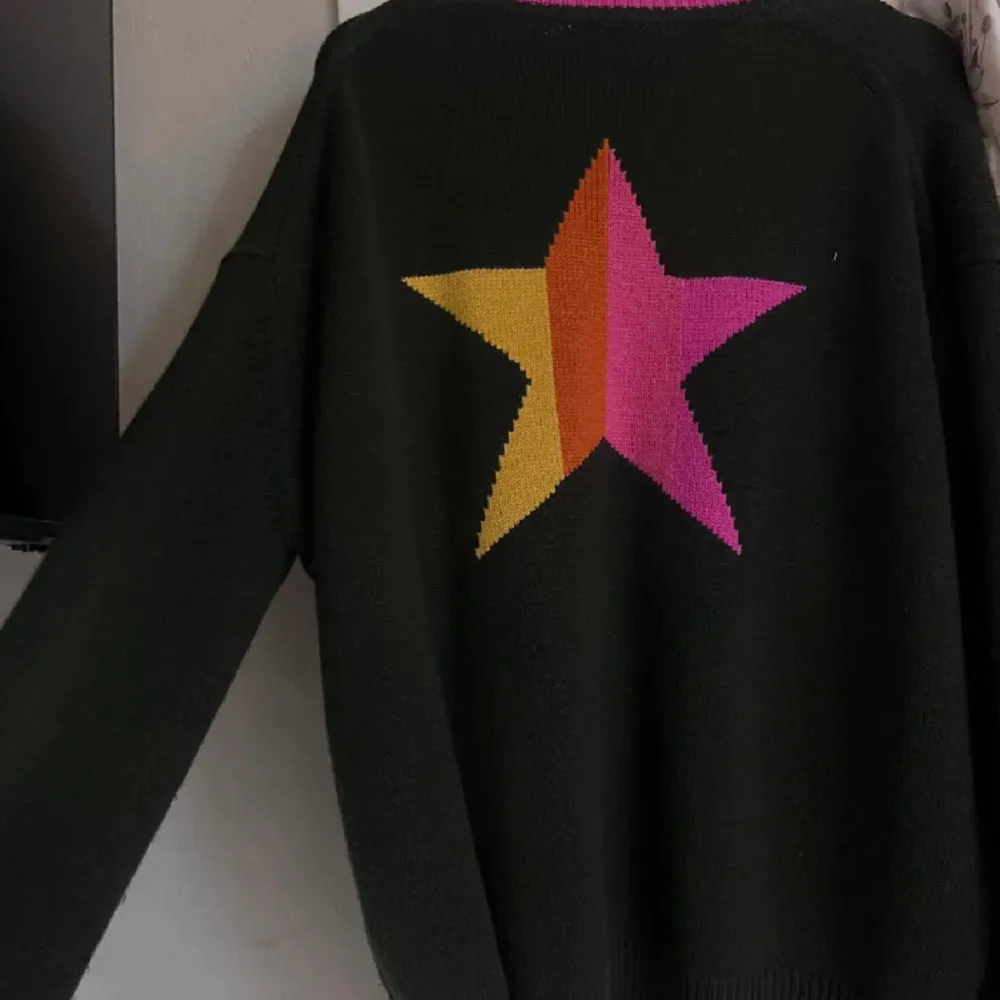 Kollar intresset på min city tröja från Chloé Shuterman (LA)🌟 Nypris är över 5000 och helt slutsåld! Väldigt svår att få tag på❗️Storleken är onesize och passar bra på mig som har S/M i kläder😊Säljer även ”New York” och ”Paris” modellen♥️. Tröjor & Koftor.