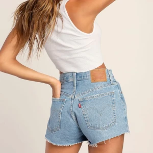 Levis shorts - Använda Max 10 gånger, bra skick! Superfina till sommaren, säljer för att de är för små🥰