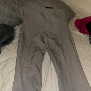 gråa kostymbyxor  - superfina ljusgråa kostymbyxor från bikbok, osäker på modell, men skulle säga att dem är midwaist och raka i benen 💕skulle dock säga att det är en liten 38 i storlek 🥰