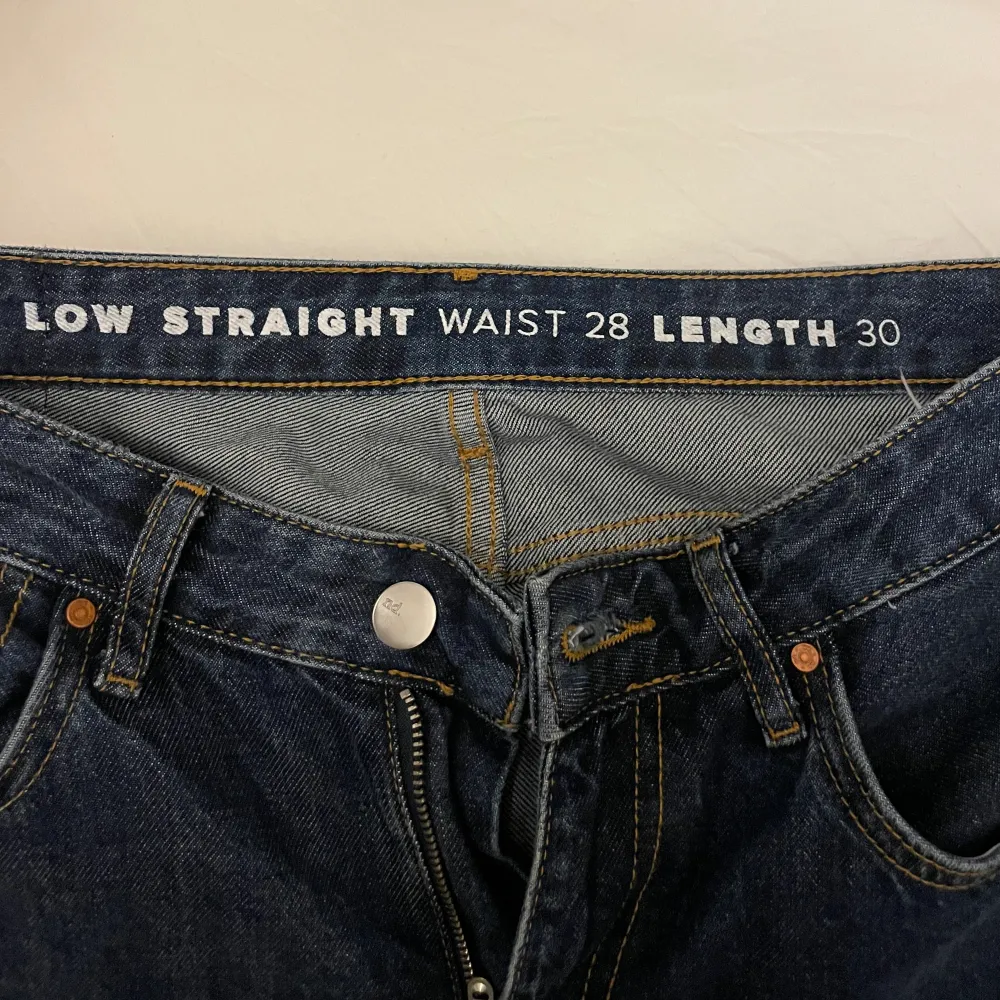 Bikbok low straight jeans i strl W28 L30 o fint skick 💌 Nypris 699 kr. Jeans & Byxor.