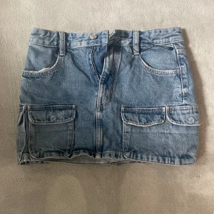 Jeanskjol - Supersnygg jeanskjol köpt förra sommaren, trendig! Säljer då den är för liten. ☀️