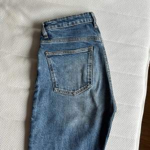 Snygga blå jeans från Arket. Rak modell i storlek 25. Skick 9/10