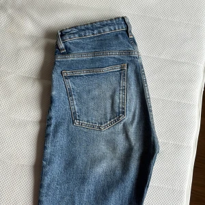 Jeans från Arket - Snygga blå jeans från Arket. Rak modell i storlek 25. Skick 9/10