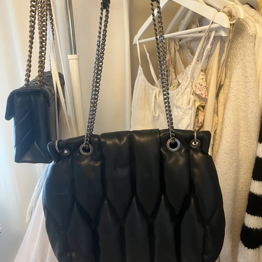 Vadderad svart väska från zara i fint skick! Mycket rymlig väska som matchar till allt🤩skriv om du vill ha fler bilder🙌🏻. Väskor.