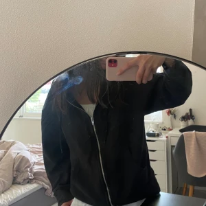 Hoddie med zip  - Mysig svart Hoddie med silverig dragkedja💗 Använd ett fåtal gånger 