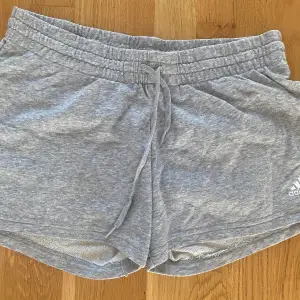 Gråa sweatshirt shorts från Adidas i strl XL.  Shortsen är lite noppriga i övrigt i bra begagnat skick.  Kommer från ett djur och rökfritt hem.
