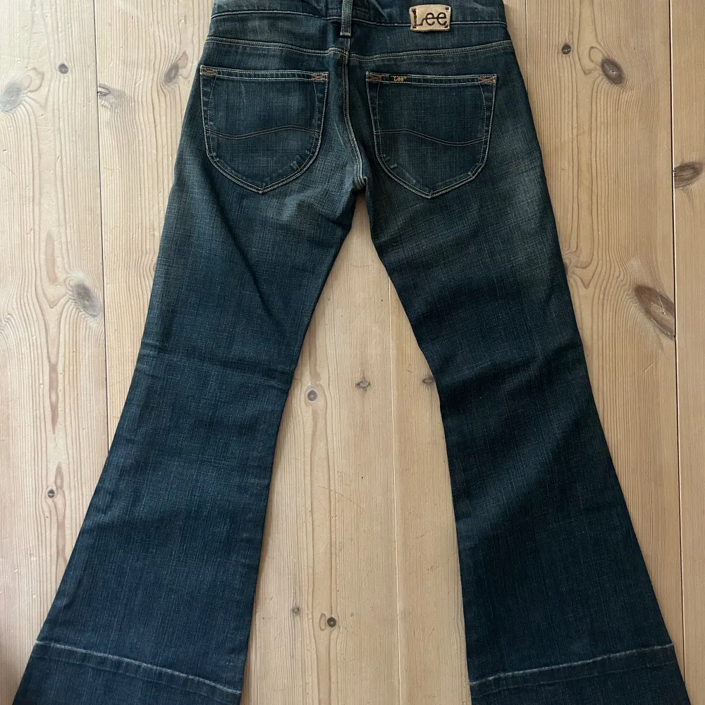 Säljer dessa snygga lågmidjade bootcut jeans från Lee! Säljer då de, tyvärr, var för små för mig. I nyskick!🤍 Använd gärna Köp Nu.🫶🏽. Jeans & Byxor.