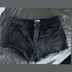 Svarta jeansshorts använda 2 gånger 
